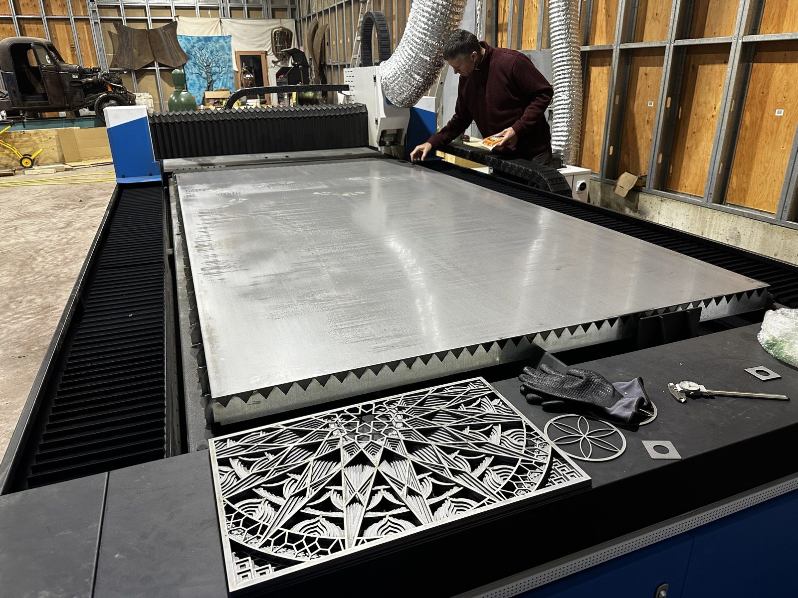 Fiber laser table with a finished geometric panel